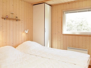 3 bedrooms, cribs/infant beds