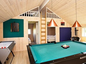 4 bedrooms, cribs/infant beds