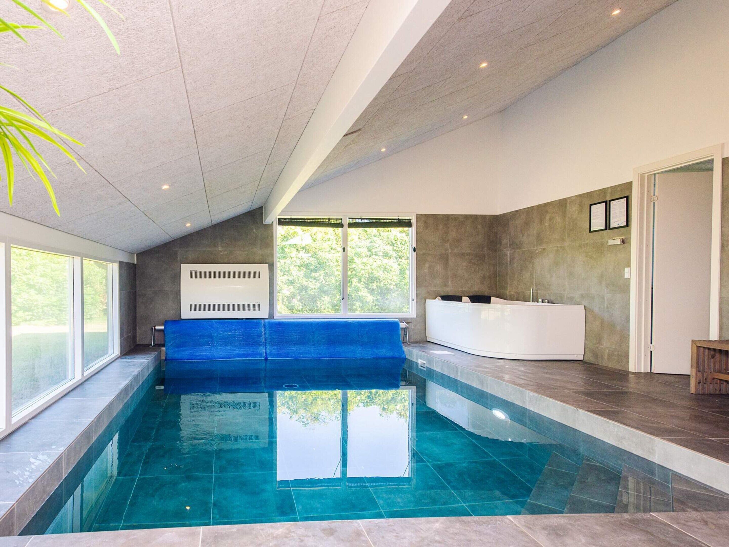 Hus | Basseng | Innendørsbasseng og utendørsbasseng