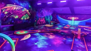 Quarto com design de piso temático do espaço, incluindo planetas e estrelas.