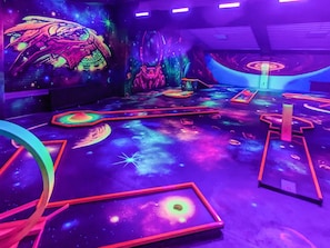A room with a space-themed floor design, including planets and stars. - Holiday Home in Wendtorf (Wendtorf)