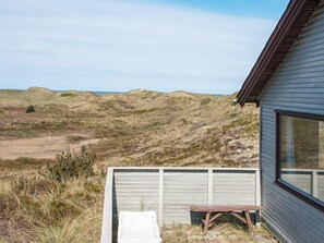A house with a view of dunes and a wooden deck. - 6 Person Holiday Home in Henne (Henne)