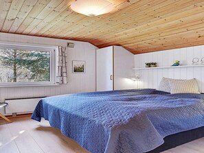5 bedrooms, cribs/infant beds