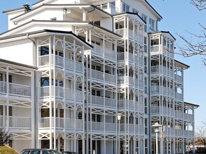 Un edifici de diversos pisos amb balcons i disseny d'angle.