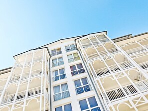 A multi-story building with balconies and windows. - Holiday Home in Grossenbrode (Grossenbrode)