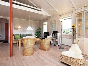 2 bedrooms, cots/infant beds - Dutch Holiday Home in Jutland With Terrace (Ebeltoft)