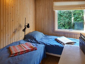 3 bedrooms, cribs/infant beds