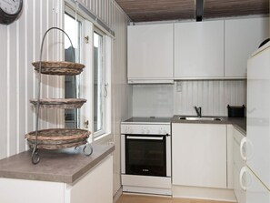 Kaffetrakter/tekoker, kjøleskap, mikrobølgeovn og høy barnestol