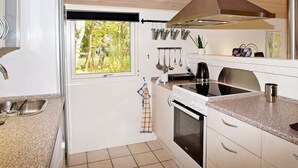 Wasserkocher mit Kaffee-/Teezubehör, Kühlschrank, Mikrowelle, Herdplatte