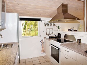 Wasserkocher mit Kaffee-/Teezubehör, Kühlschrank, Mikrowelle, Herdplatte