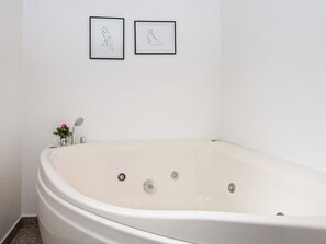 House | Spa treatment - 6 Person Holiday Home in Hemmet (Hemmet)