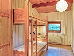 3 bedrooms, cribs/infant beds
