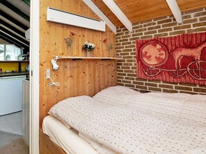3 bedrooms, cribs/infant beds