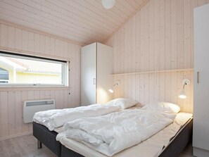 4 bedrooms, cribs/infant beds, internet