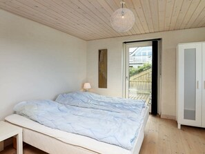 3 bedrooms, cribs/infant beds