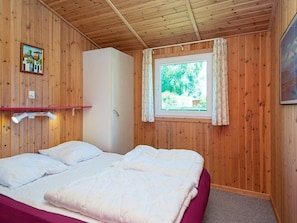 3 bedrooms, cribs/infant beds