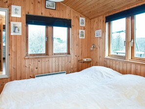 2 bedrooms, cribs/infant beds