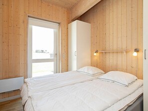 4 bedrooms, cribs/infant beds