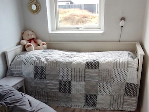 5 bedrooms, cribs/infant beds