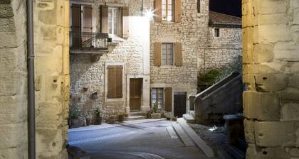 Gîte Léonie " Entre Cèze et Ardèche " 30430 BARJAC