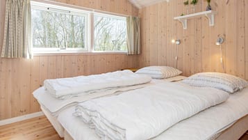 3 bedrooms, cribs/infant beds