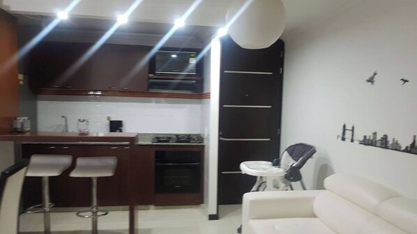 Condo, 2 chambres, balcon | Aire de séjour