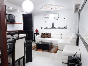 Condo, 2 chambres, balcon | Aire de séjour