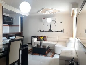 Apartment, 2 Schlafzimmer, Balkon | Wohnbereich