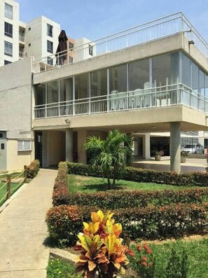 Condo, 2 chambres, balcon | Extérieur