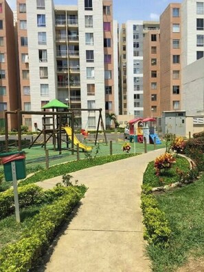 Condo, 2 chambres, balcon | Espace pour enfants