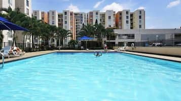 Una piscina al aire libre