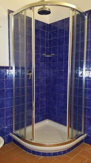 Bruser, bidet, håndklæder, Toiletpapir