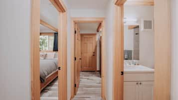 ํ์ฐ์ค, ์นจ์ค 3๊ฐ, ๋ฐ์ฝ๋, ์ฐ ์ ๋ง | ๋ด๋ถ