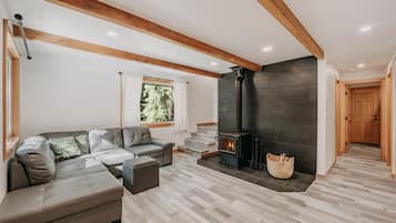 House, 3 Bedrooms, Balcony, Mountain View | Living room