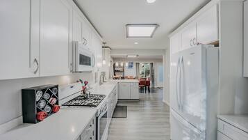 House, 3 Bedrooms, Balcony, Mountain View | Private kitchen | Fridge, microwave, dishwasher, cookware/dishes/utensils