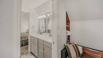 House, 3 Bedrooms, Balcony, Mountain View | Bathroom | Towels