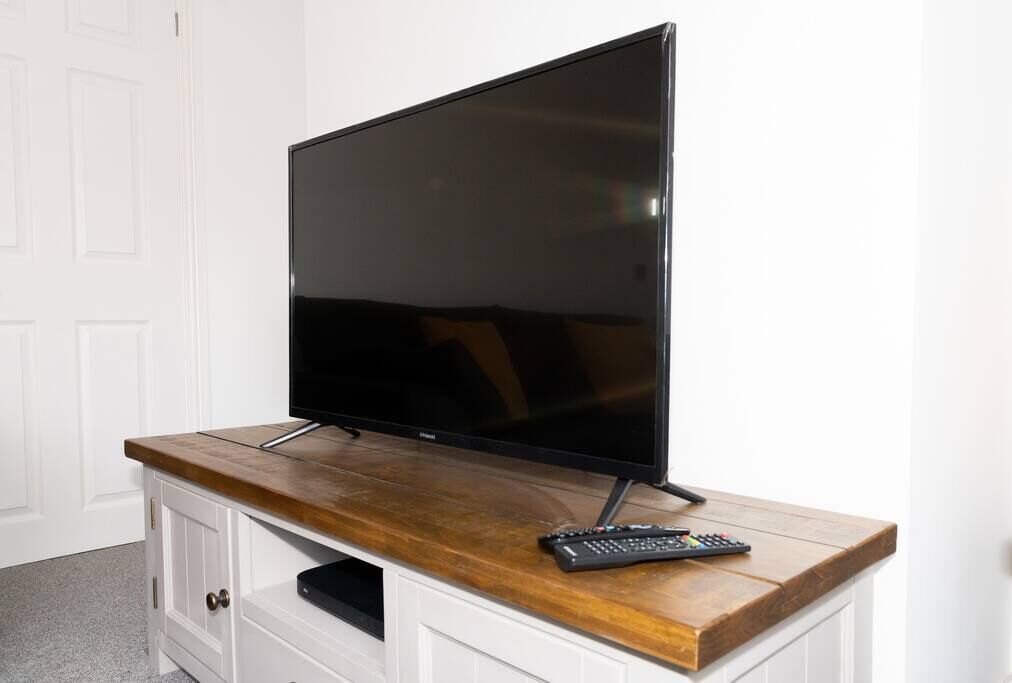 Pretty 2 Bedroom House - Great Location & Parking