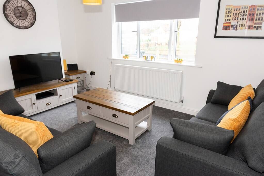 Pretty 2 Bedroom House - Great Location & Parking