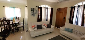 Maison, 2 chambres, balcon | Coin séjour