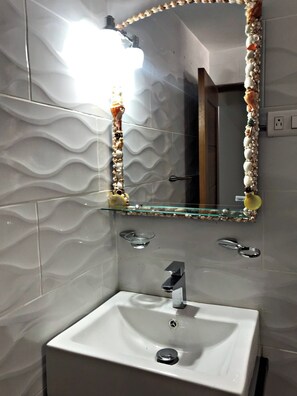 Apartment, 1 Bedroom, Smoking, Balcony | Bathroom
