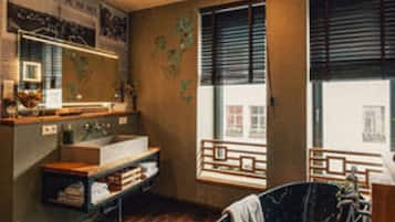 Senior-Doppelzimmer, 1 Queen-Bett | Badezimmer | Dusche, Regendusche, Handtücher