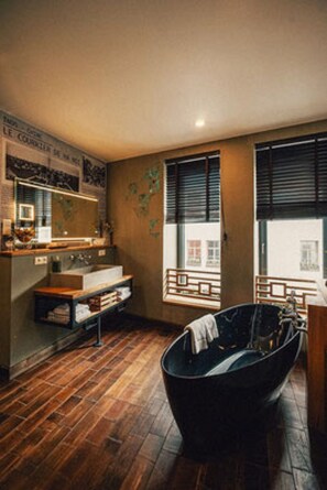 Senior Double Room, 1 Queen Bed | Bathroom | Shower, rainfall showerhead, towels - 36 Phô Cô Hotel & Suites (Weimar)