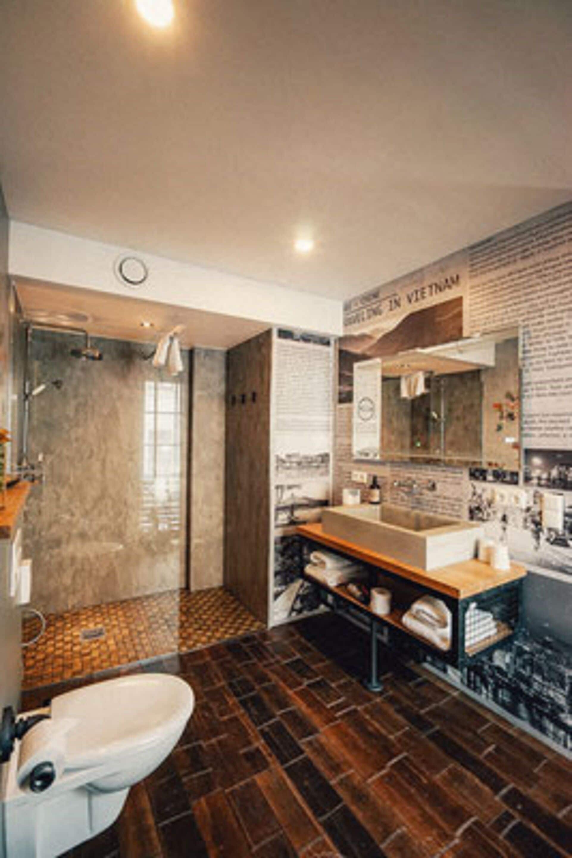 presidential double room, 1 queen bed | bathroom | shower, rainfall showerhead, towels