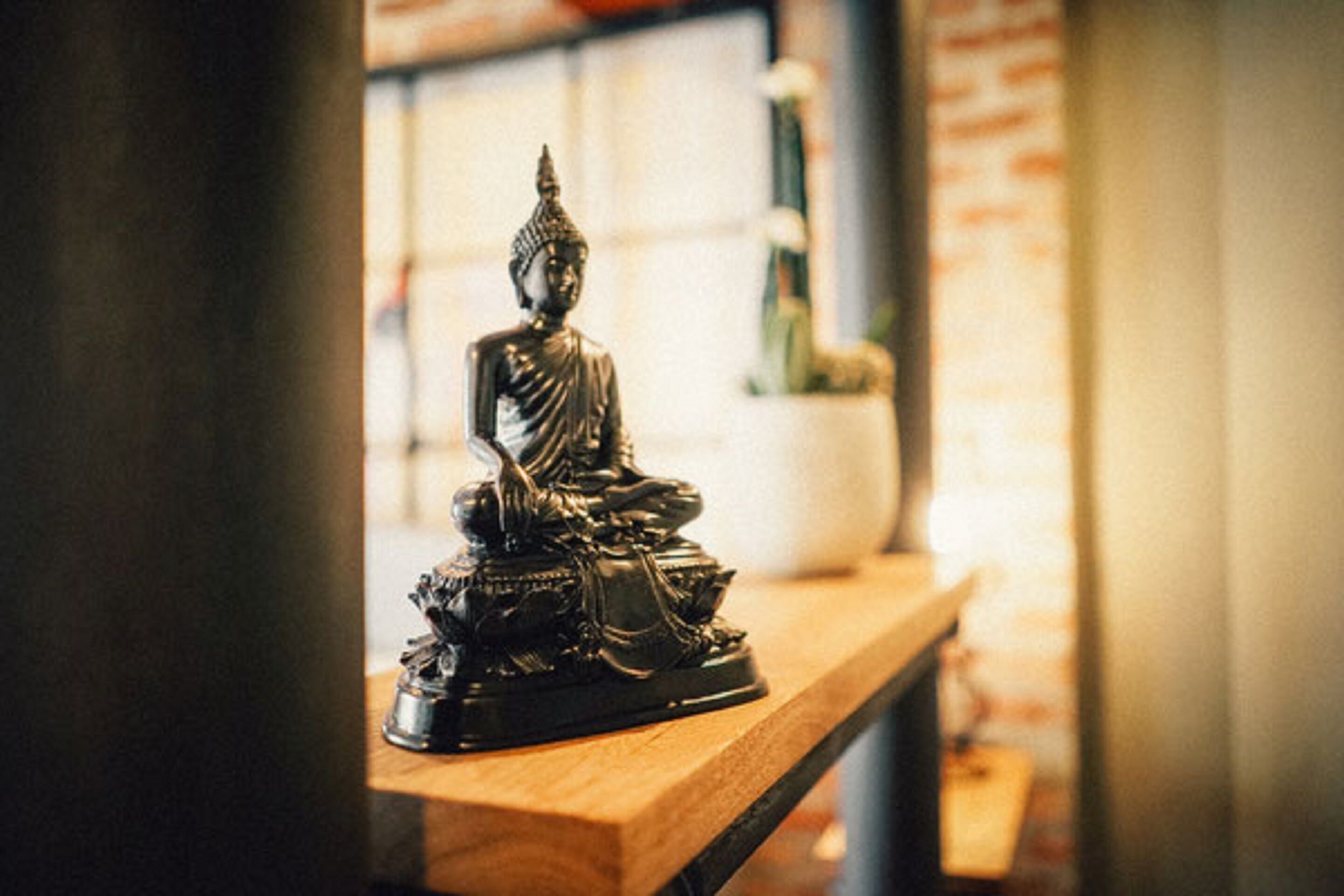 Eine Buddha-Statue auf einem Holzboden.
