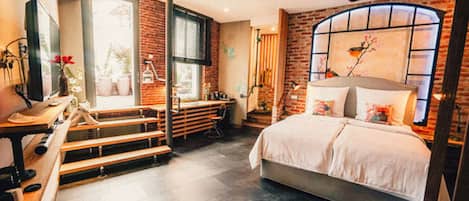 Premium bedding, in-room safe, individually decorated