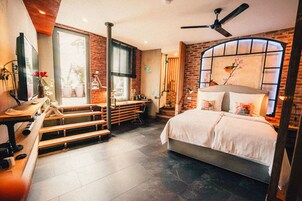 Ropa de cama de alta calidad y caja de seguridad en la habitación 