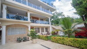 Appart'hôtel, 3 chambres, fumeur, balcon | Entrée de l’hébergement