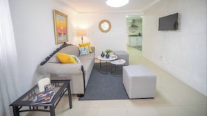 Appart'hôtel, 3 chambres, fumeur, balcon | Salle de séjour