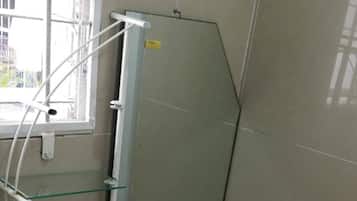 Apartamento, 1 quarto, para fumantes, sacada | Comodidades do banheiro