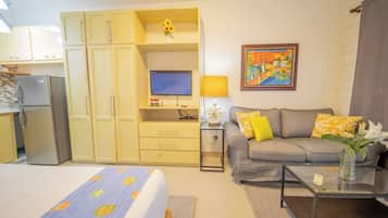 Apartment, 1 Bedroom, Smoking, Balcony | Living room
